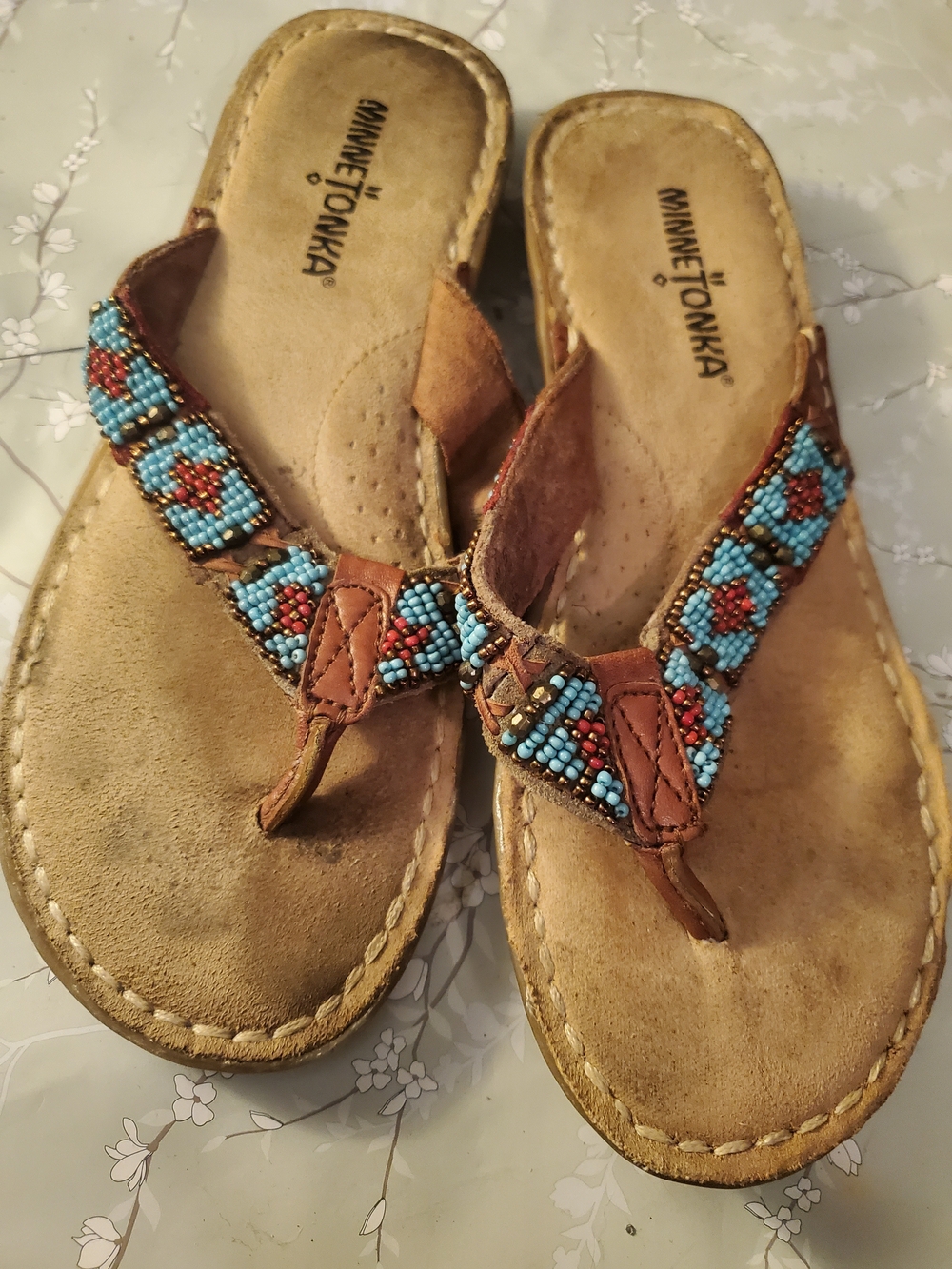 Minnetonka Brown Leather Beaded Thong Sandals with Turquoise Accents Size 5